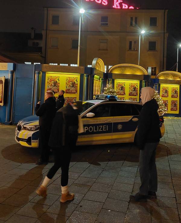 Einsatzkräfte der Polizei sind bei einem Einsatz bei der Premiere im Münchner Circus Krone. Eigentlich wollte der Circus Krone in München am ersten Weihnachtstag nur sein Winterprogramm eröffnen. Doch dabei kam es zu einem unvorhergesehenen Vorfall.