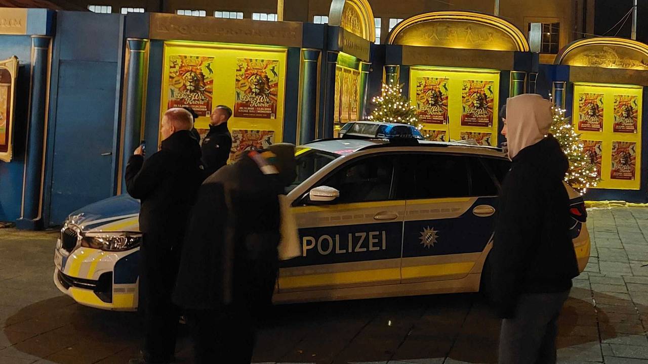 Einsatzkräfte der Polizei sind bei einem Einsatz bei der Premiere im Münchner Circus Krone. Eigentlich wollte der Circus Krone in München am ersten Weihnachtstag nur sein Winterprogramm eröffnen. Doch dabei kam es zu einem unvorhergesehenen Vorfall.