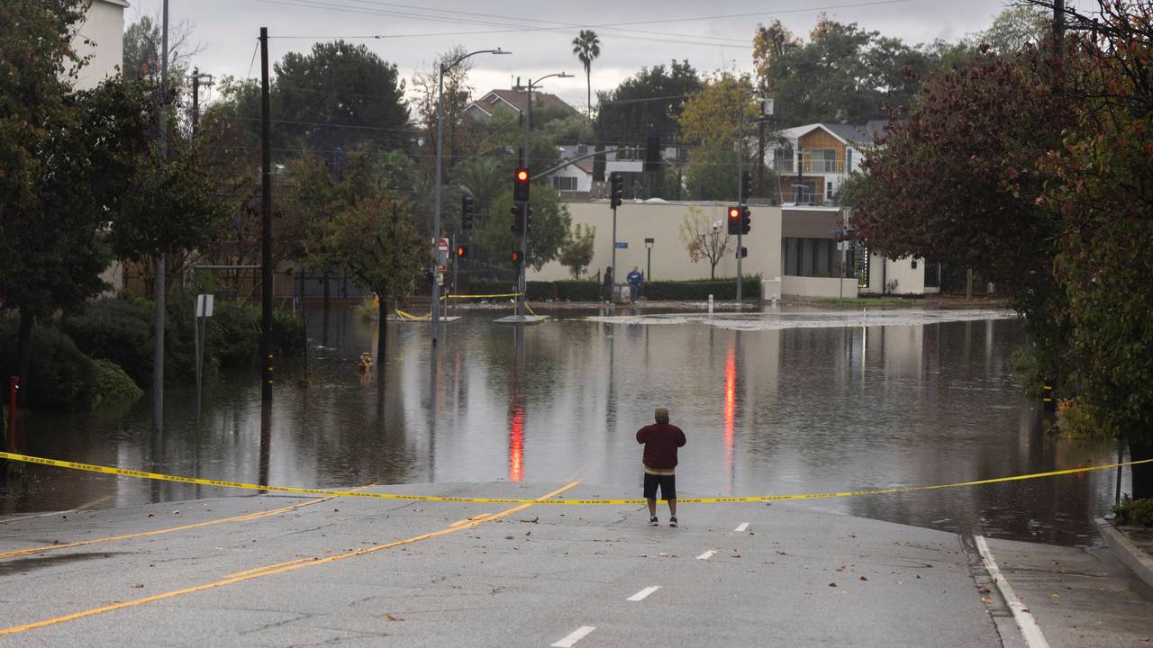 Ein Mann blickt auf eine überflutete Kreuzung im Stadtteil South Pasadena von Los Angeles.