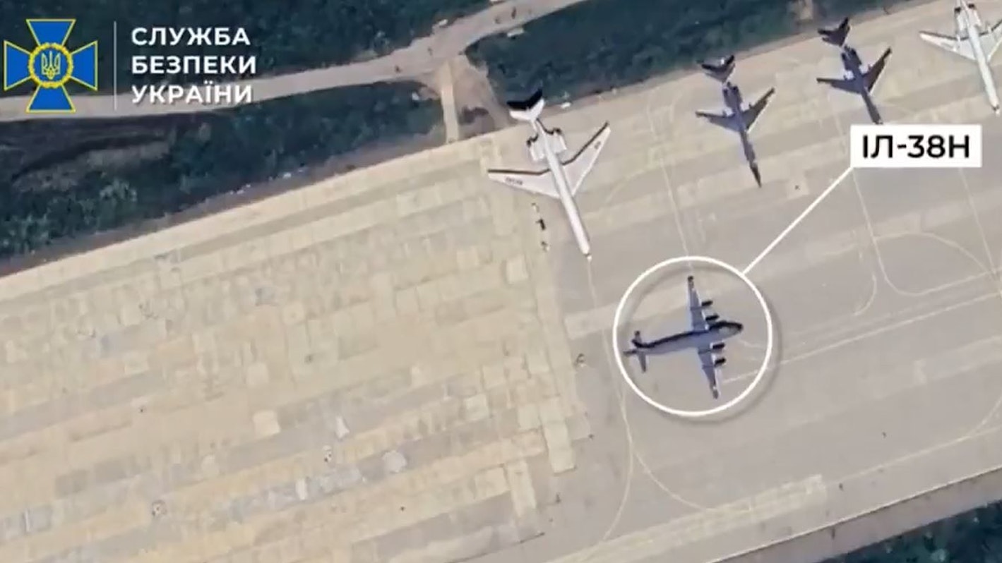 Das Foto des ukrainischen Geheimdienstes soll die russische Maschine vor dem Angriff zeigen.