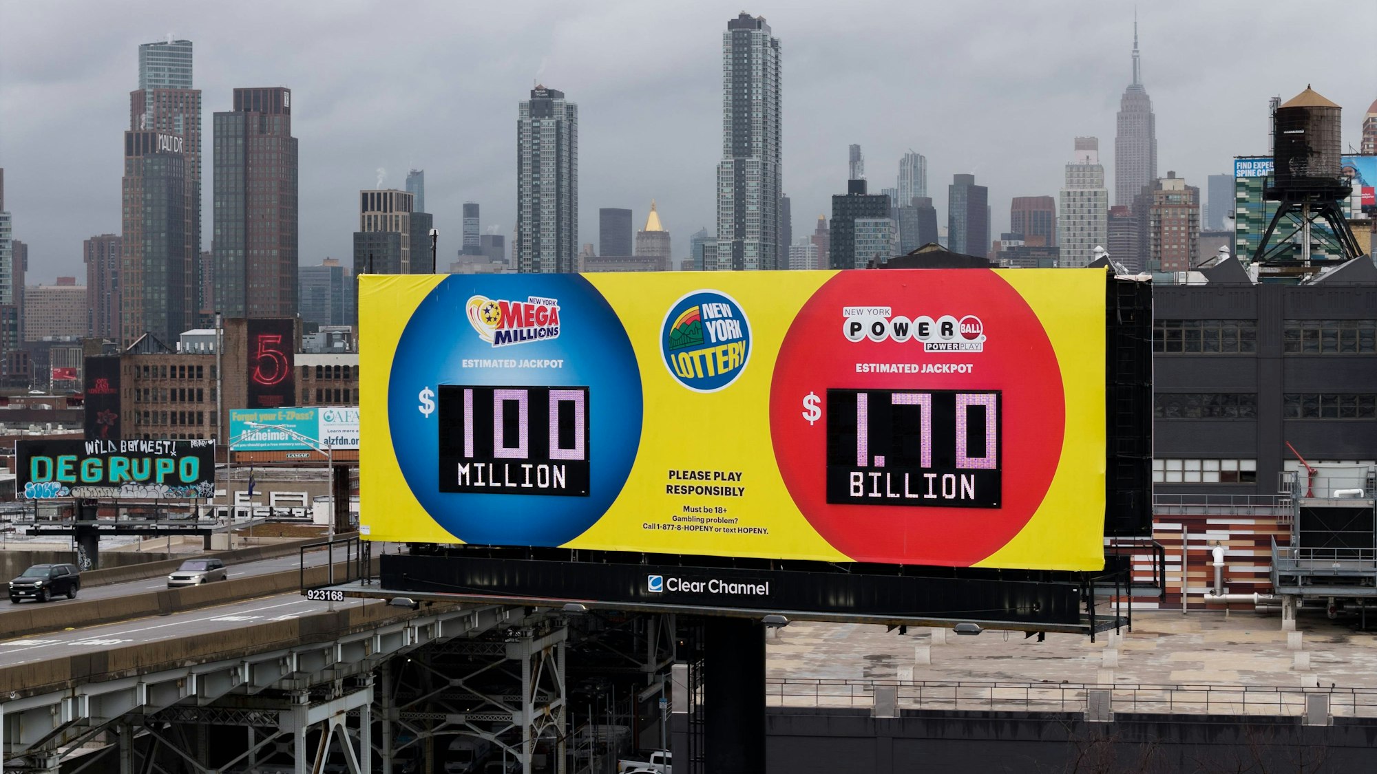 Lotto-Jackpots auf einem großen Werbeplakat vor Stadtkulisse