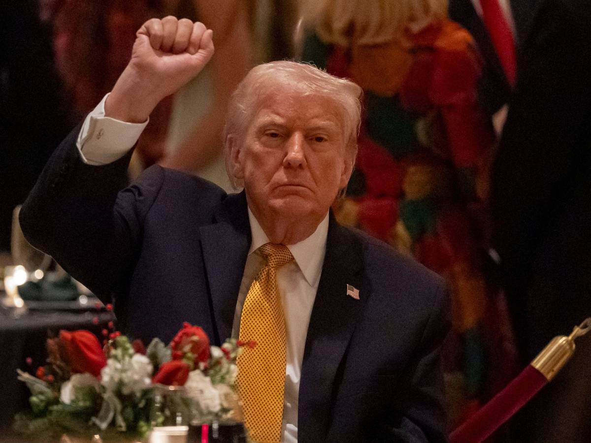US-Präsident Donald Trump zeigt seine Faust beim Abendessen am Heiligabend in seinem Club Mar-a-Lago, in Palm Beach, Florida.