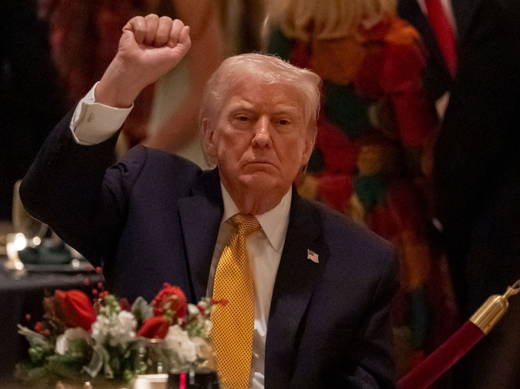 US-Präsident Donald Trump zeigt seine Faust beim Abendessen am Heiligabend in seinem Club Mar-a-Lago, in Palm Beach, Florida.