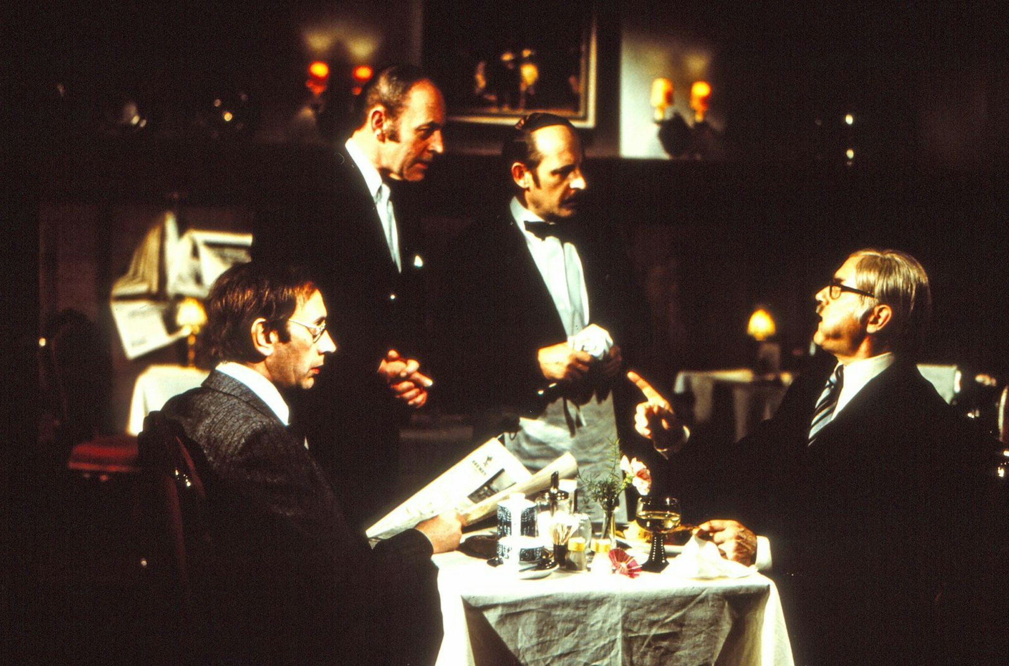 Und wie schmeckt sie nun, die „Kalbshaxe Florida“? Mit vollem Mund gelang hier ein weiteres Humorkleinod von meisterlicher Präzision, von links: Ulrich von Bock, Erwin Wirschaz, Heinz Meier und Loriot. (Bild: SRW / Radio Bremen)