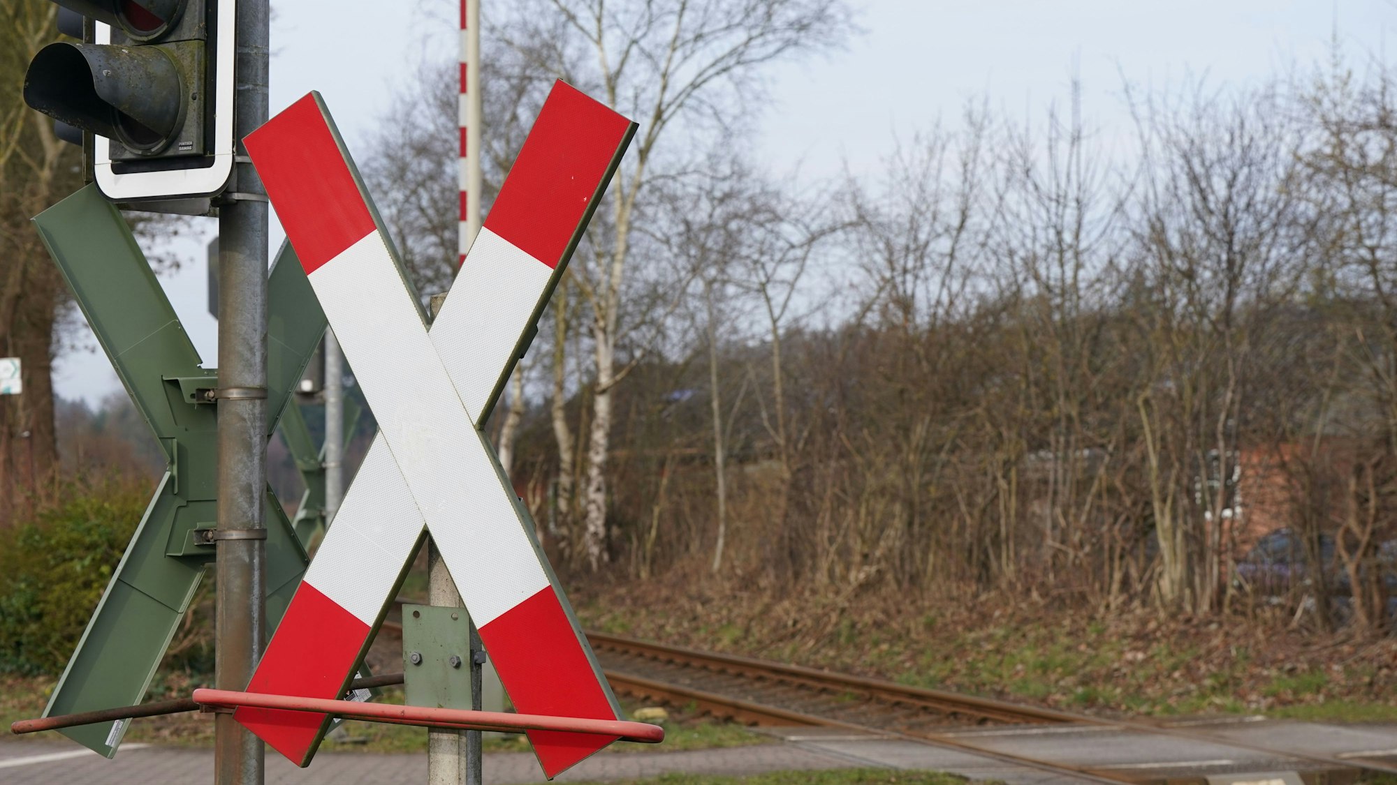 Das Symbolfoto zeigt einen Bahnübergang.