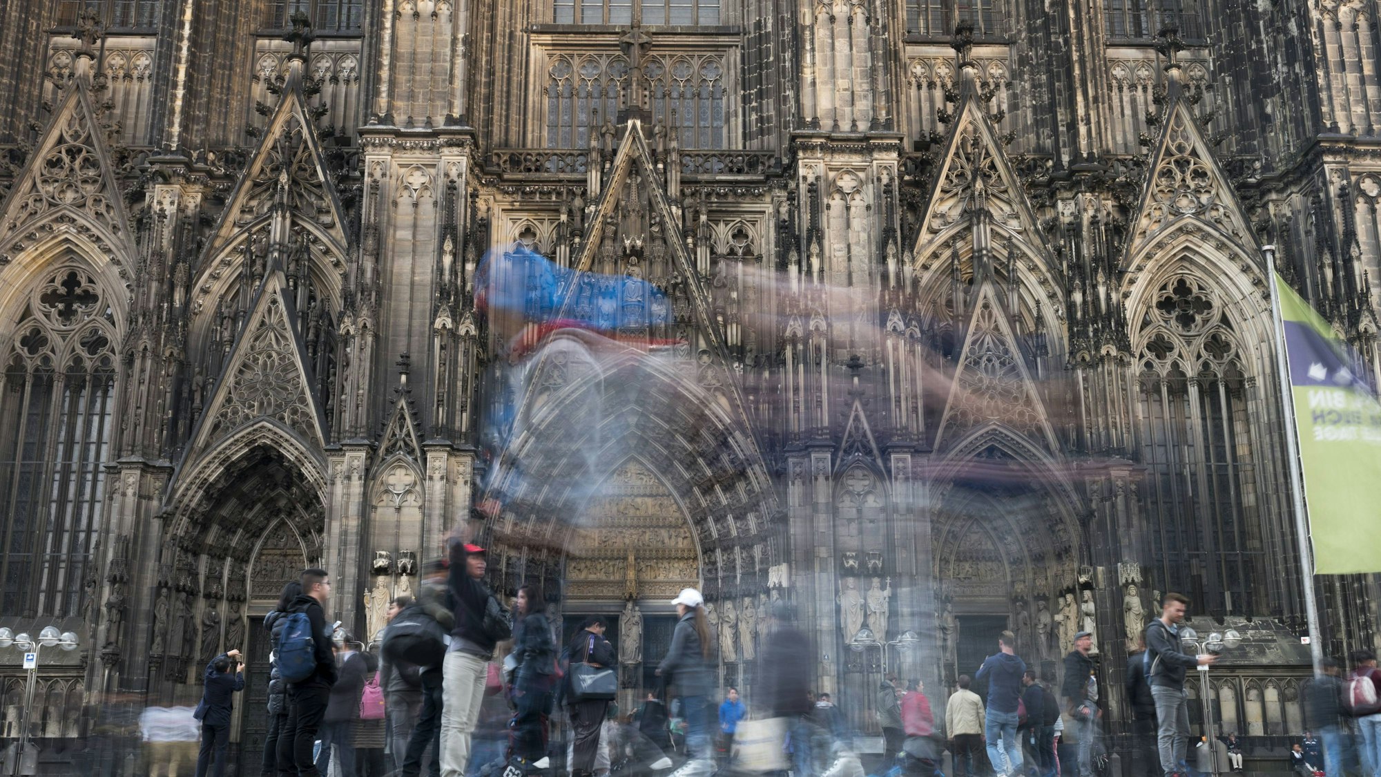 Kölner Dom und verschwommene Menschen davor