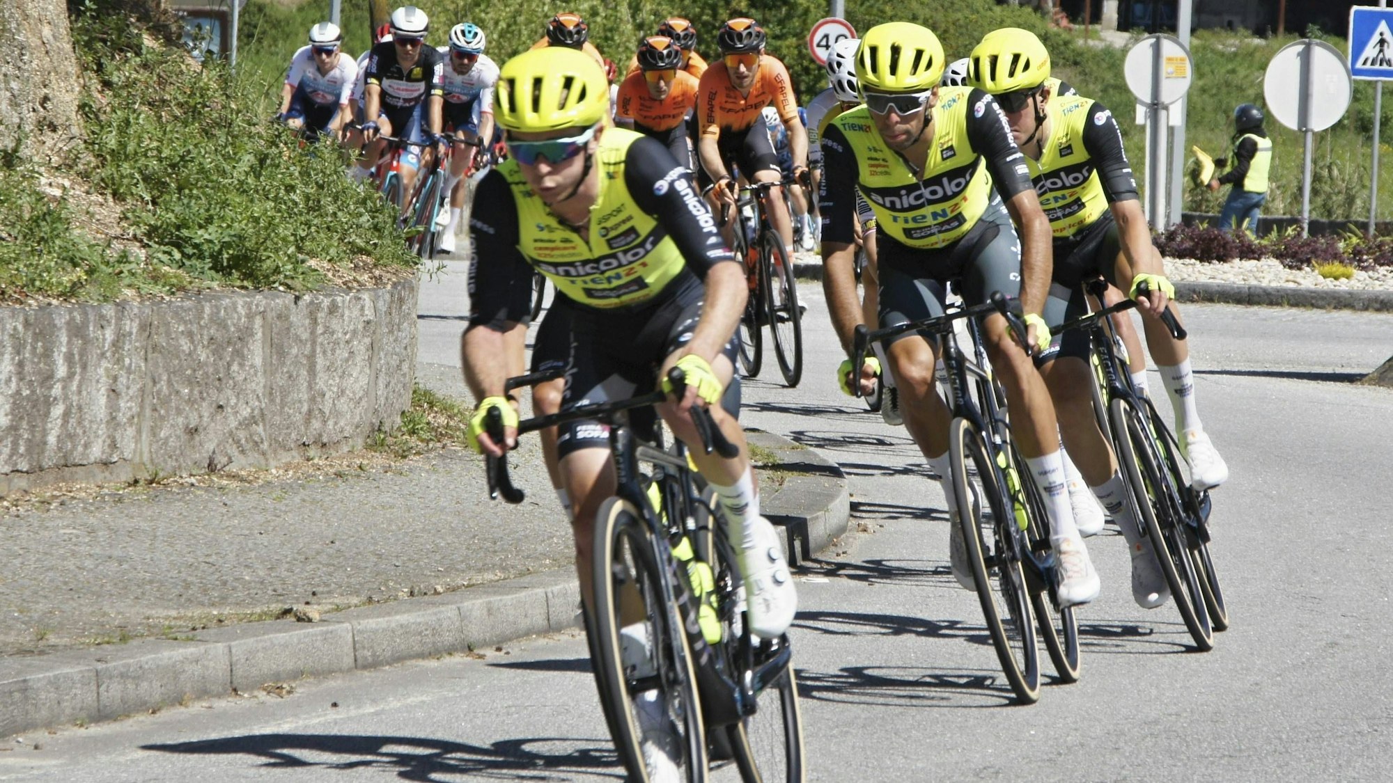 Gruppe von Radfahrern fährt auf einer Straße