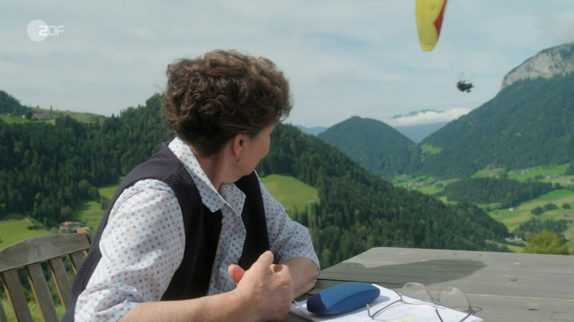 Gleitschirmflieger über dem „Gruberhof“ stören manchmal die Dreharbeiten vom „Bergdoktor“. (Bild: ZDF)