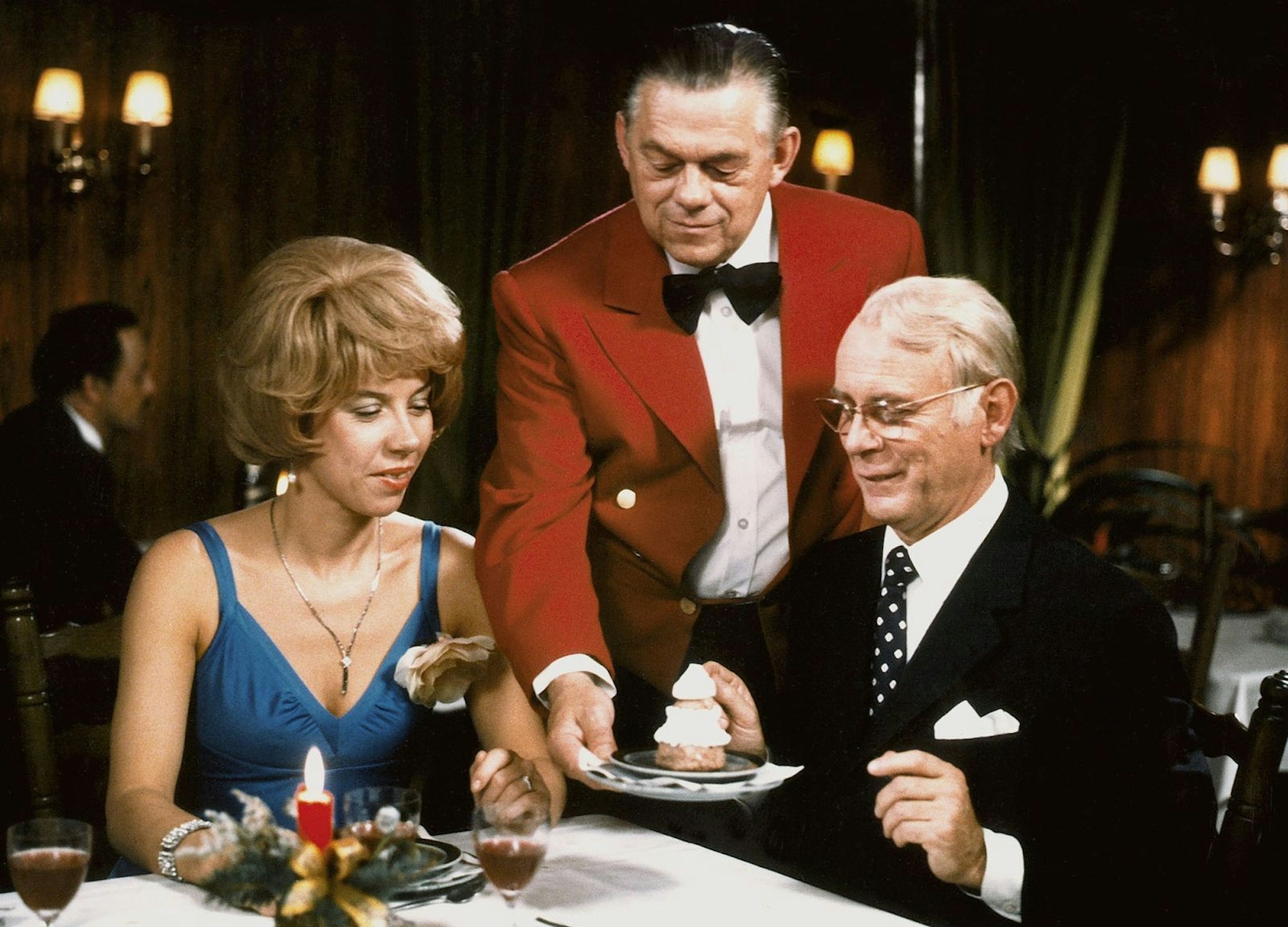 Vorsicht beim Dessert, wenn es von einer Süßspeise nur noch eine Portion gibt! Das gilt besonders für den „Kosakenzipfel“, den Evelyn Hamann und Loriot in einem berühmten Sketch genießen wollen. (Bild: ARD)