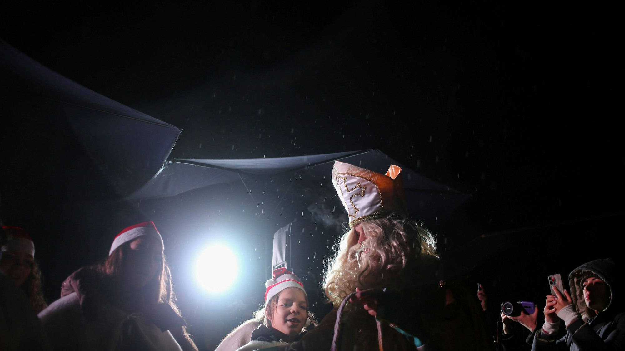 Nikolaus verteilt Geschenke an ukrainische Kinder