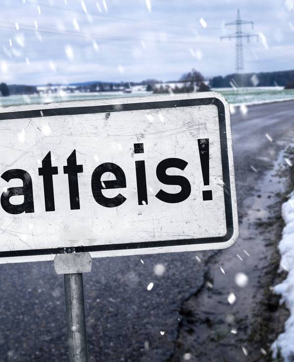 Ein Schild warnt vor Glatteis.