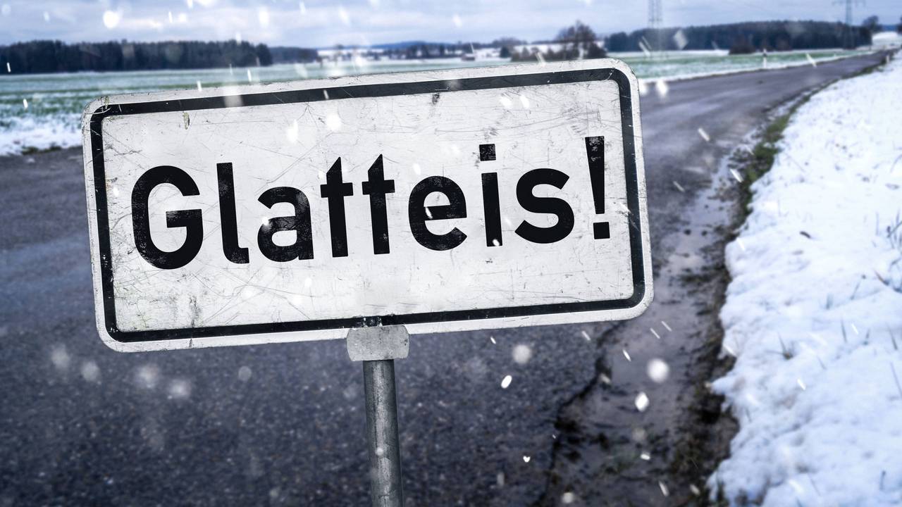 Ein Schild warnt vor Glatteis.
