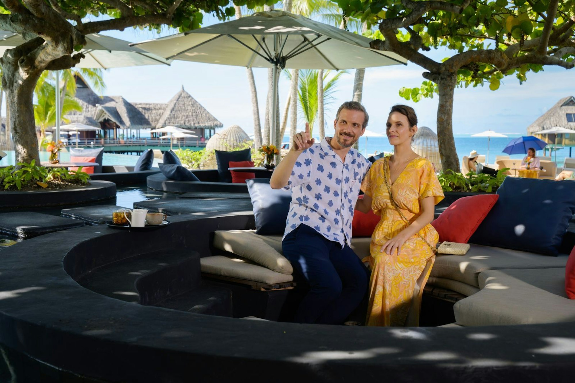 Die gehörlose Elsa Westrup (Kassandra Wedel) hat mit Paul Richter (Thaddäus Meilinger) einen neuen Mann in ihrem Leben und plant ihre Zukunft mit ihm. Um ihrer Tochter Nora die Neuigkeiten nahezubringen, hat sie sie zu der Reise nach Bora Bora eingeladen. (Bild: ZDF/Dirk Bartling)