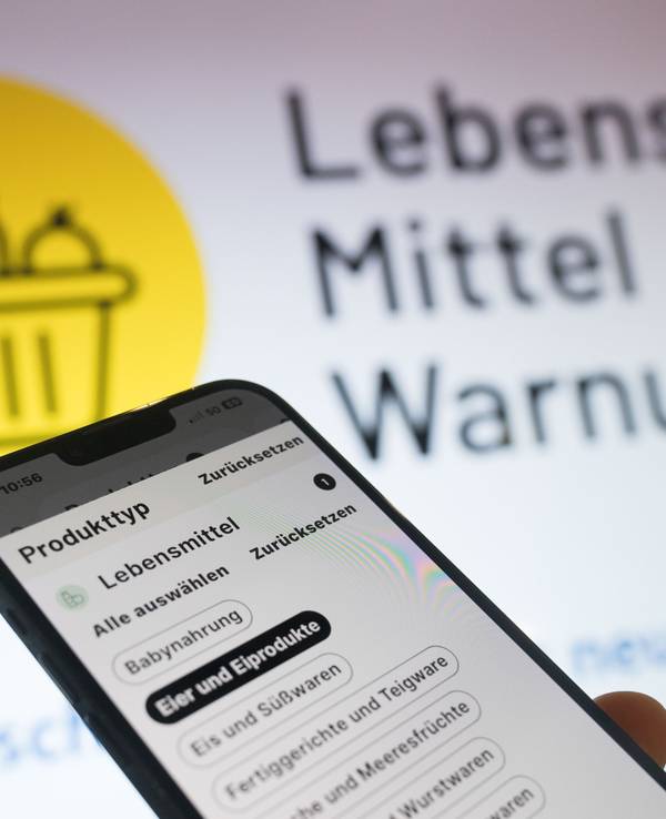 Auf einem Handy erscheint eine Lebensmittelwarnung.