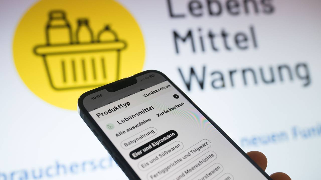 Auf einem Handy erscheint eine Lebensmittelwarnung.