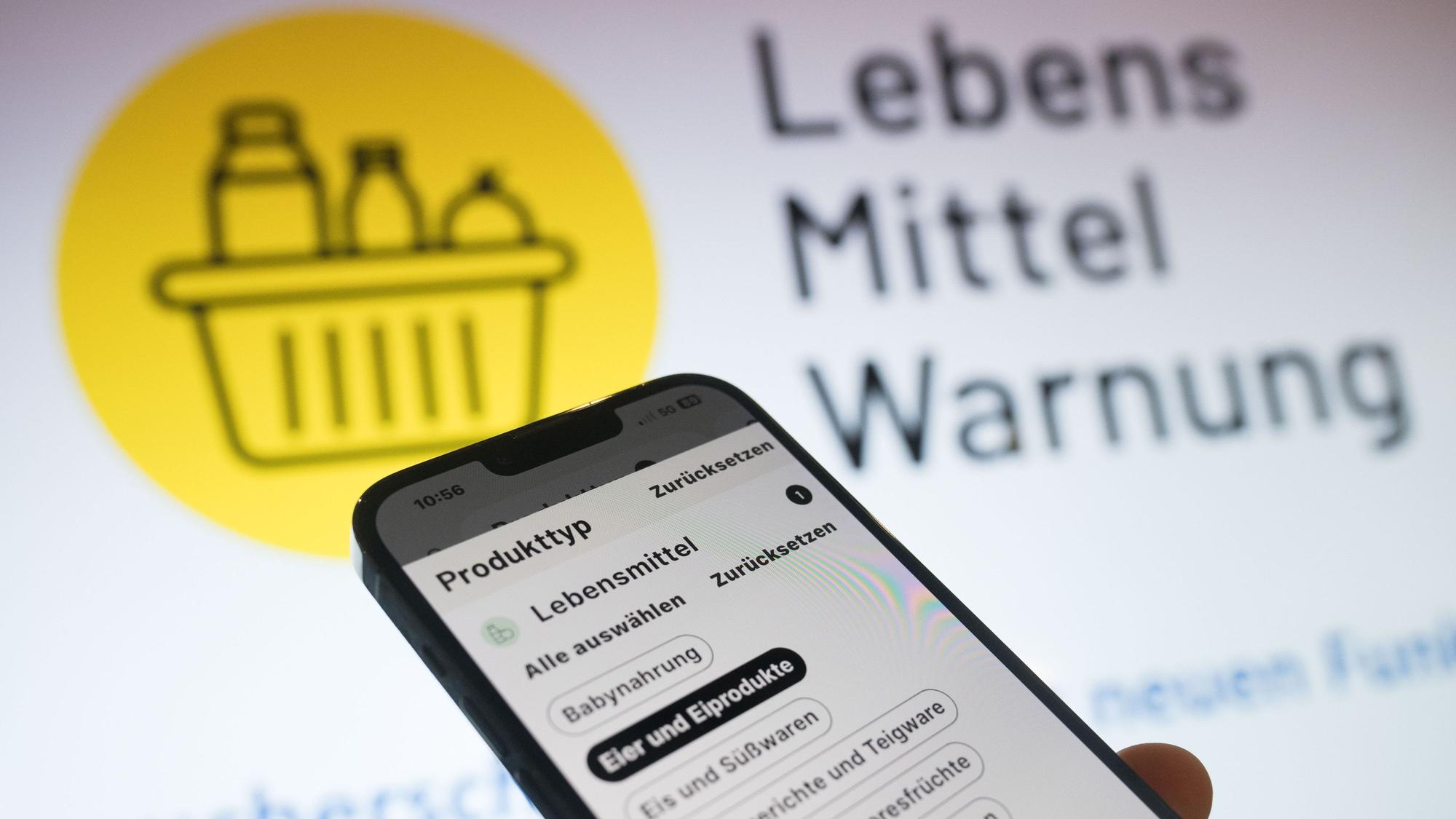 Auf einem Handy erscheint eine Lebensmittelwarnung.