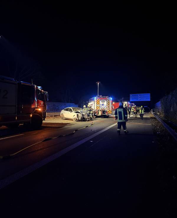 Unfallstelle mit Feuerwehrfahrzeugen