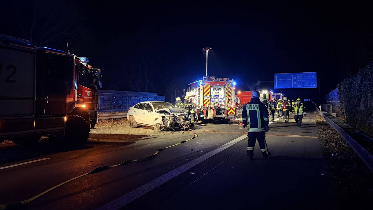 Unfallstelle mit Feuerwehrfahrzeugen