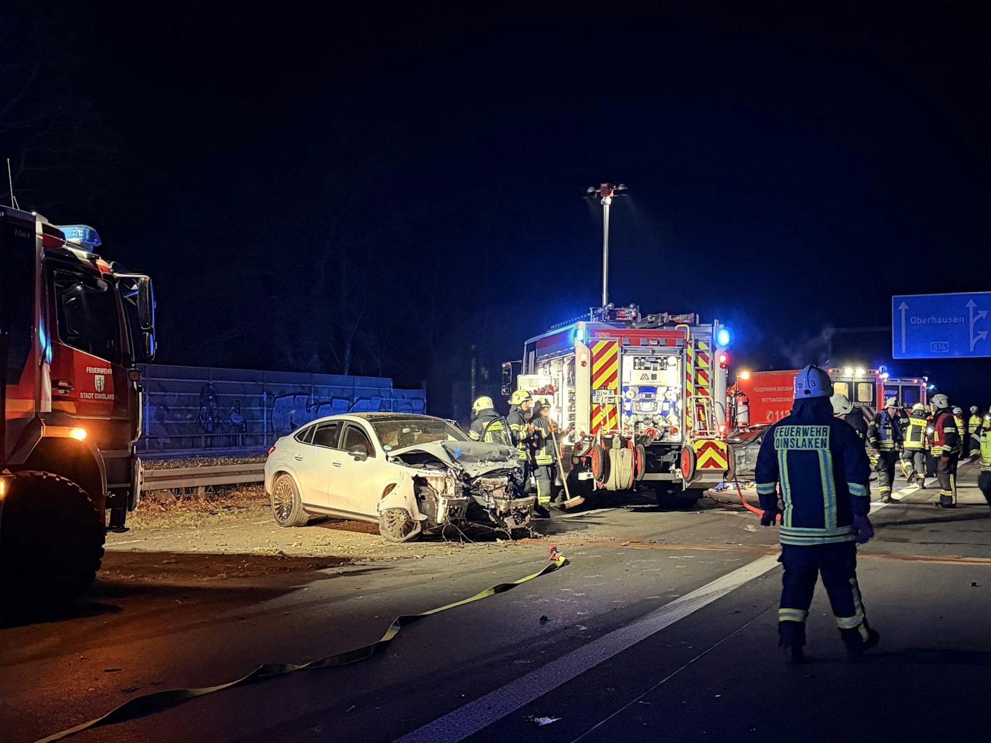 Unfallstelle mit Feuerwehrfahrzeugen