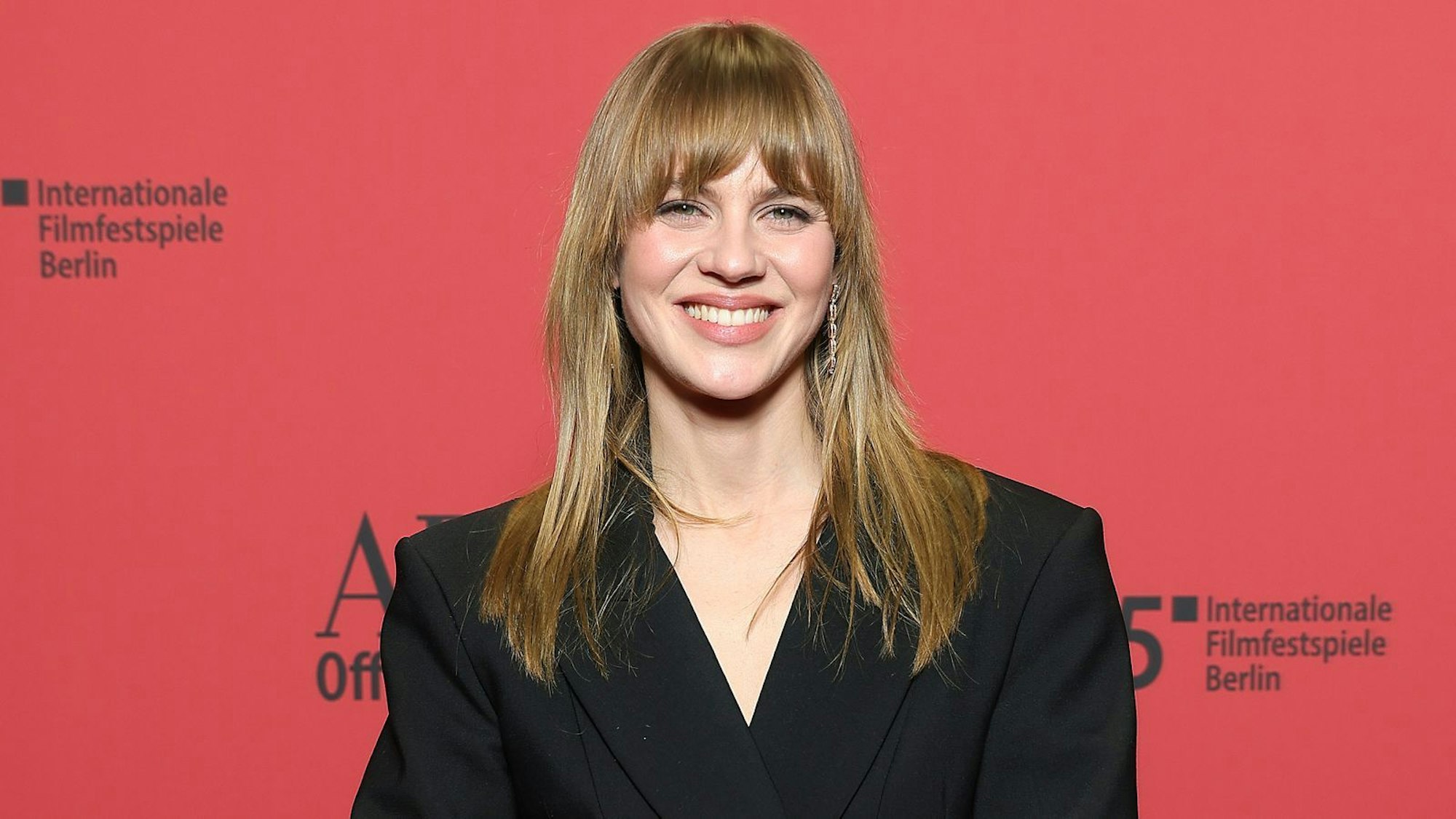 In einem Interview zu „Miss Sophie“ erklärt Schauspielerin Alicia von Rittberg (32), warum die Serie genau das ist, wonach sich viele Menschen momentan sehnen. (Bild: 2025 Getty Images/Andreas Rentz)