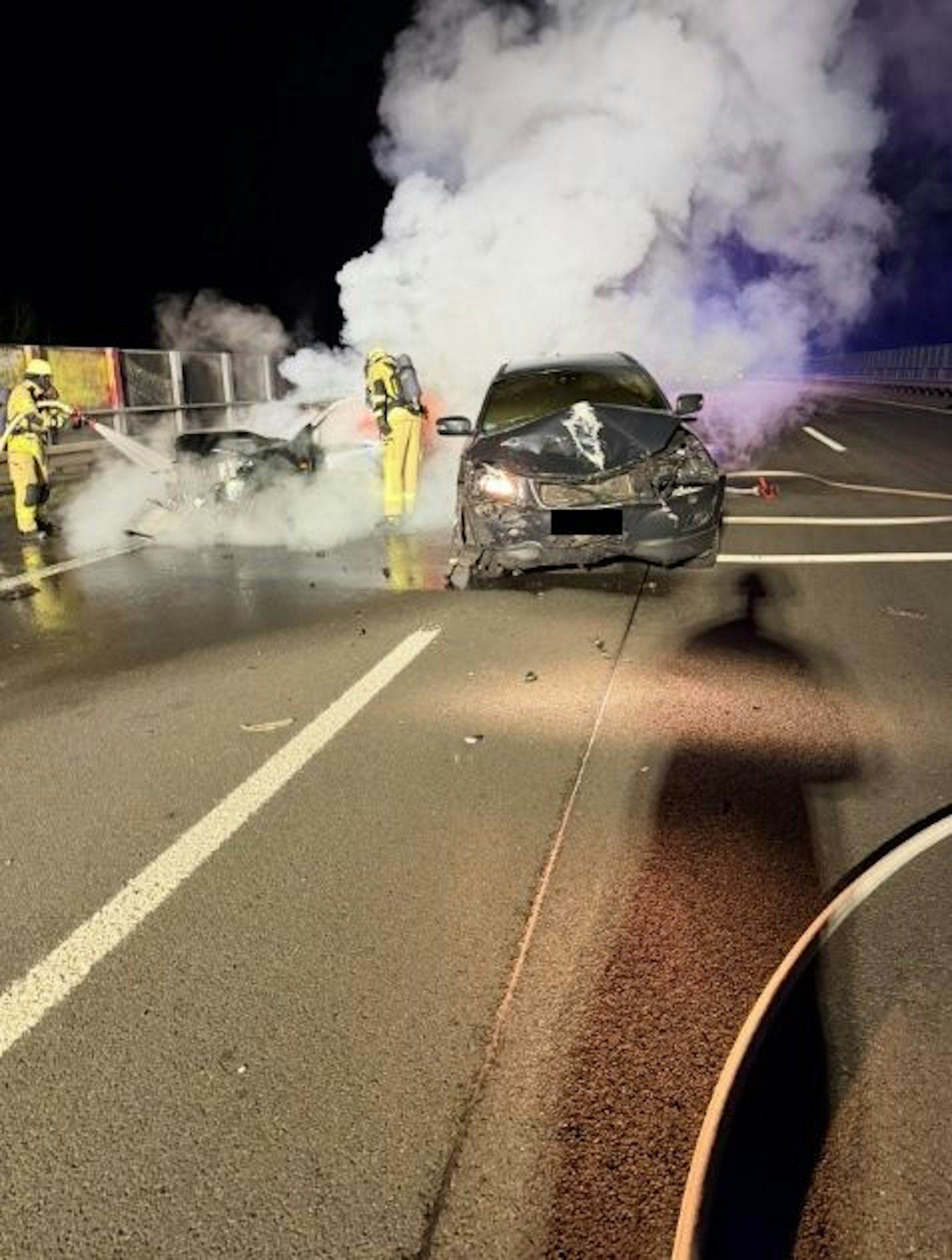 Verkehrsunfall mit PKW in Vollbrand auf der Autobahn.