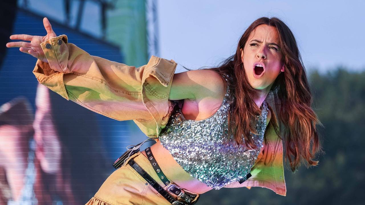 Vanessa Mai singt auf der Bühne.