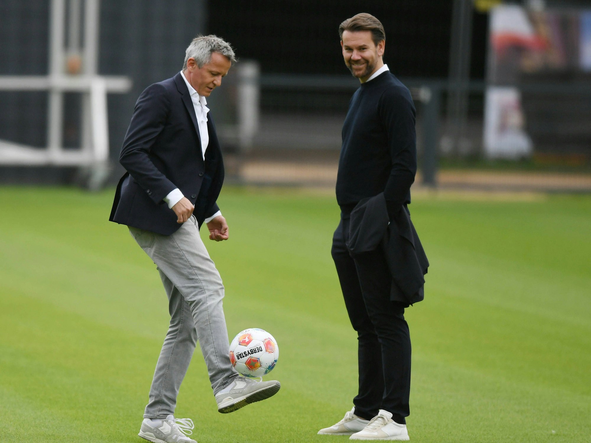 Thomas Kessler beobachtet Philipp Türoff beim Ballhochhalten.