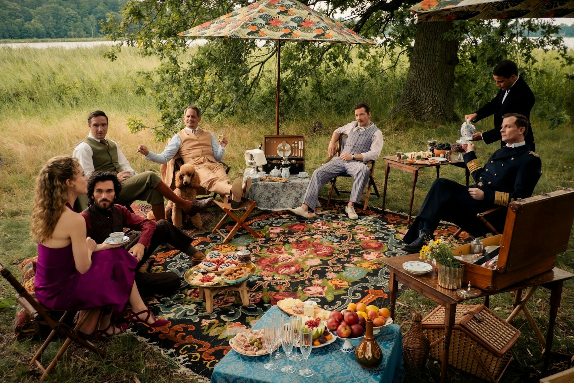 Um das Herz von Sophie (Alicia Rittberg, von links) kämpfen der ungarische Graf Szabos (Vladimir Korneev), Mr. Winterbottom (Frederick Lau), Mr. Pommeroy (Moritz Bleibtreu), Amerikaner Sir Toby (Jacob Matschenz) sowie der Admiral von Schneider (Christoph Schechinger). (Bild: Gordon Muehle)