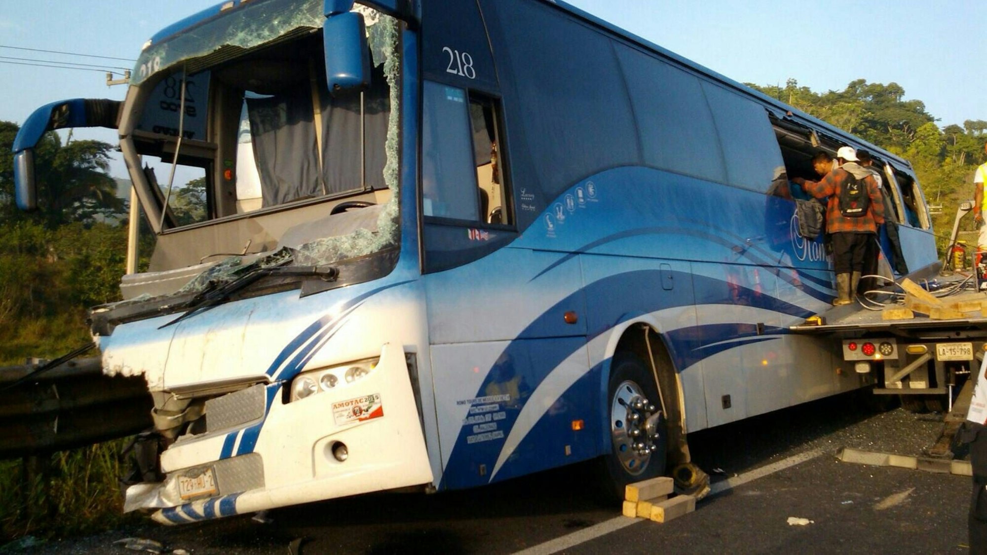 Beschädigter Bus wird nach Unfall geborgen