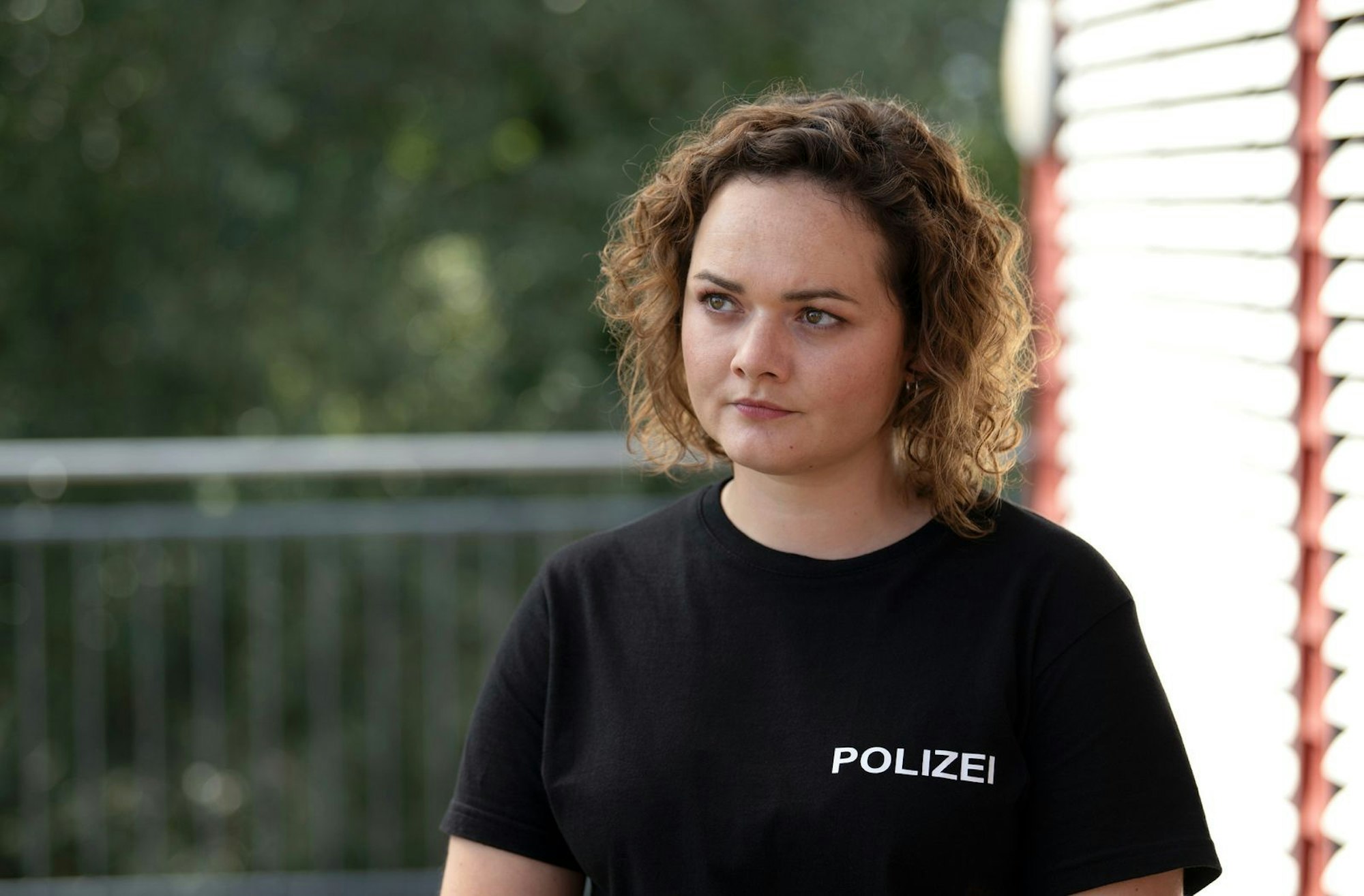 Obwohl Wendy Güntensperger für ihre Rolle als Julia Demmler extra einen Bootsschein gemacht hat, hat sie ihn „tatsächlich nur ein einziges Mal genutzt“, wie sie im Interview verrät. (Bild: ARD/Saxonia Media)