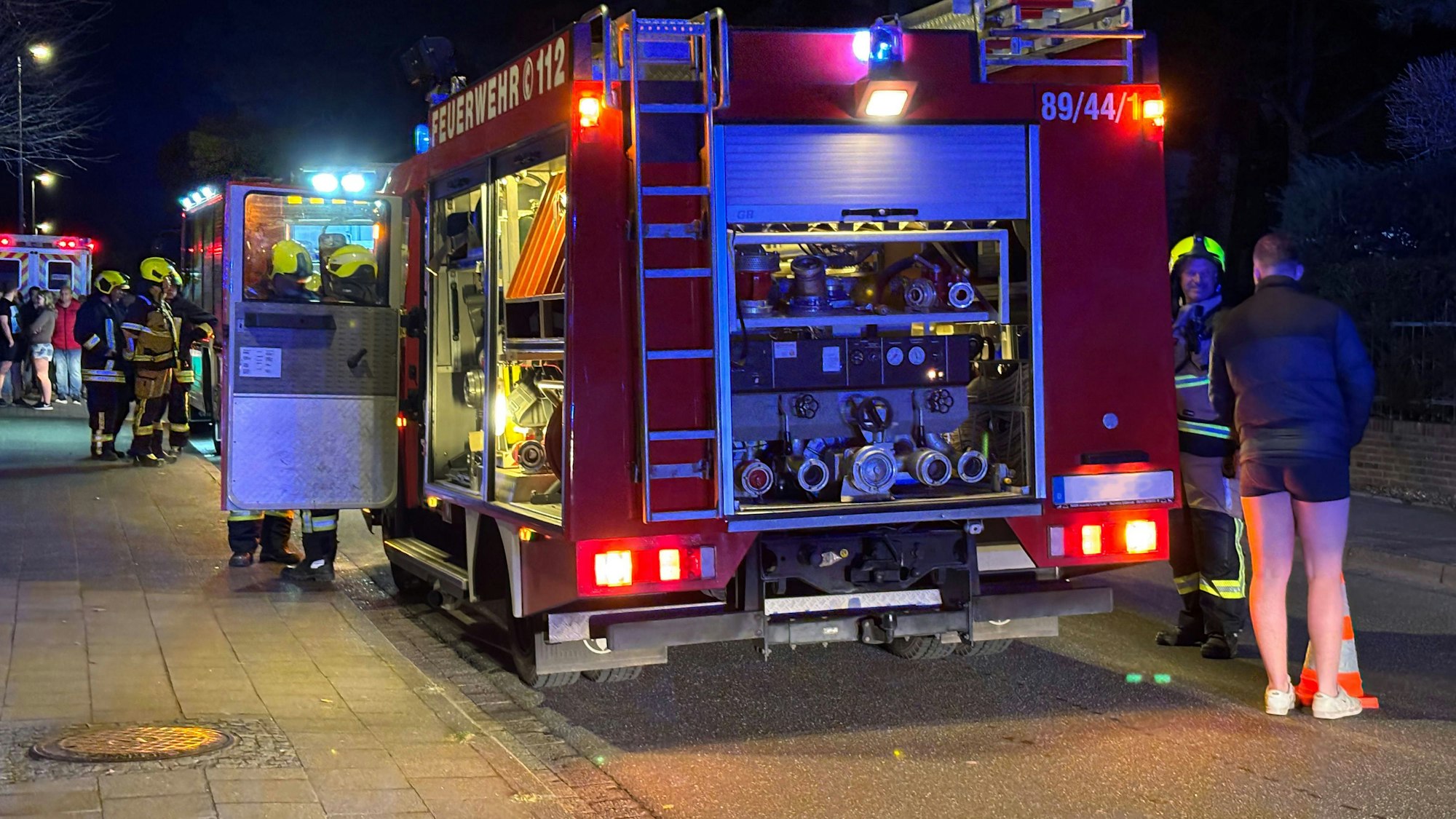 Nächtlicher Feuerwehreinsatz mit mehreren Personen