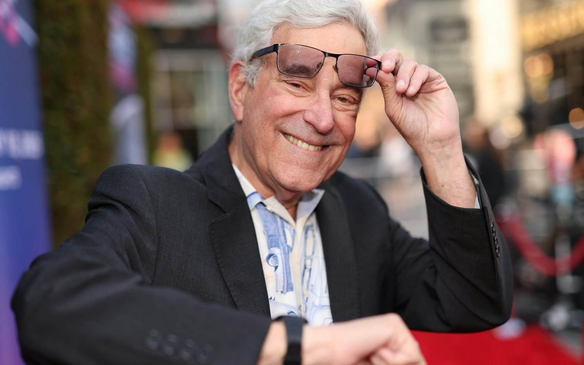 Auch wenn sein Lachen auf diesem Bild nicht strahlender hätte ausfallen können, zuletzt zeigte sich Drehbuchautor geradezu genervt von der Frage nach einem vierten „Zurück in die Zukunft“-Teil. Es werde „niemals“ einen weiteren Film geben, sagte er. (Bild: 2025 Getty Images/Rich Polk)