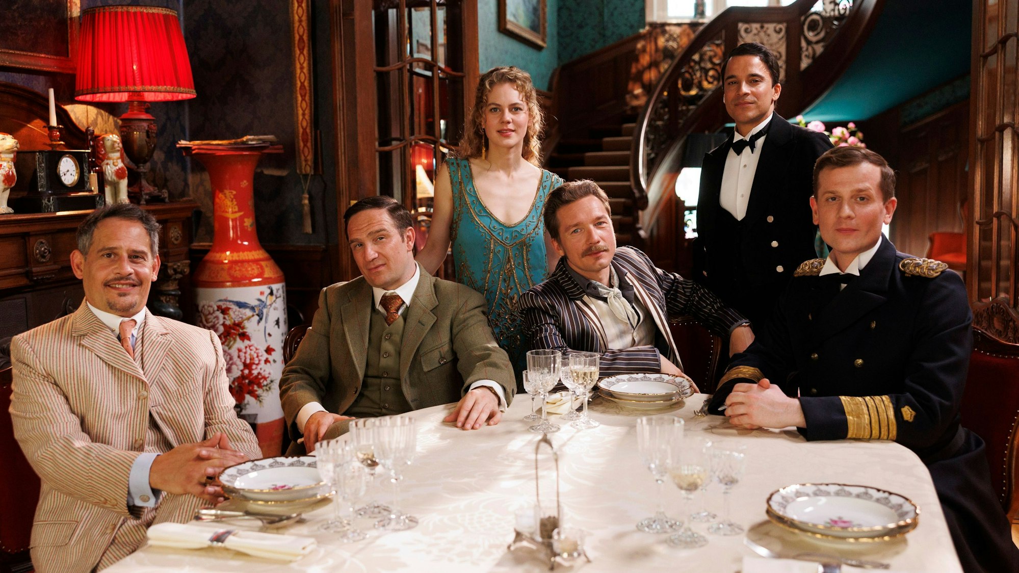 Die Stars der neuen Amazon-Serie „Miss Sophie – Same Procedure as Every Year“