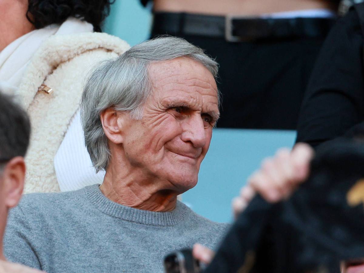 Wolfgang Overath steht auf der Tribüne.