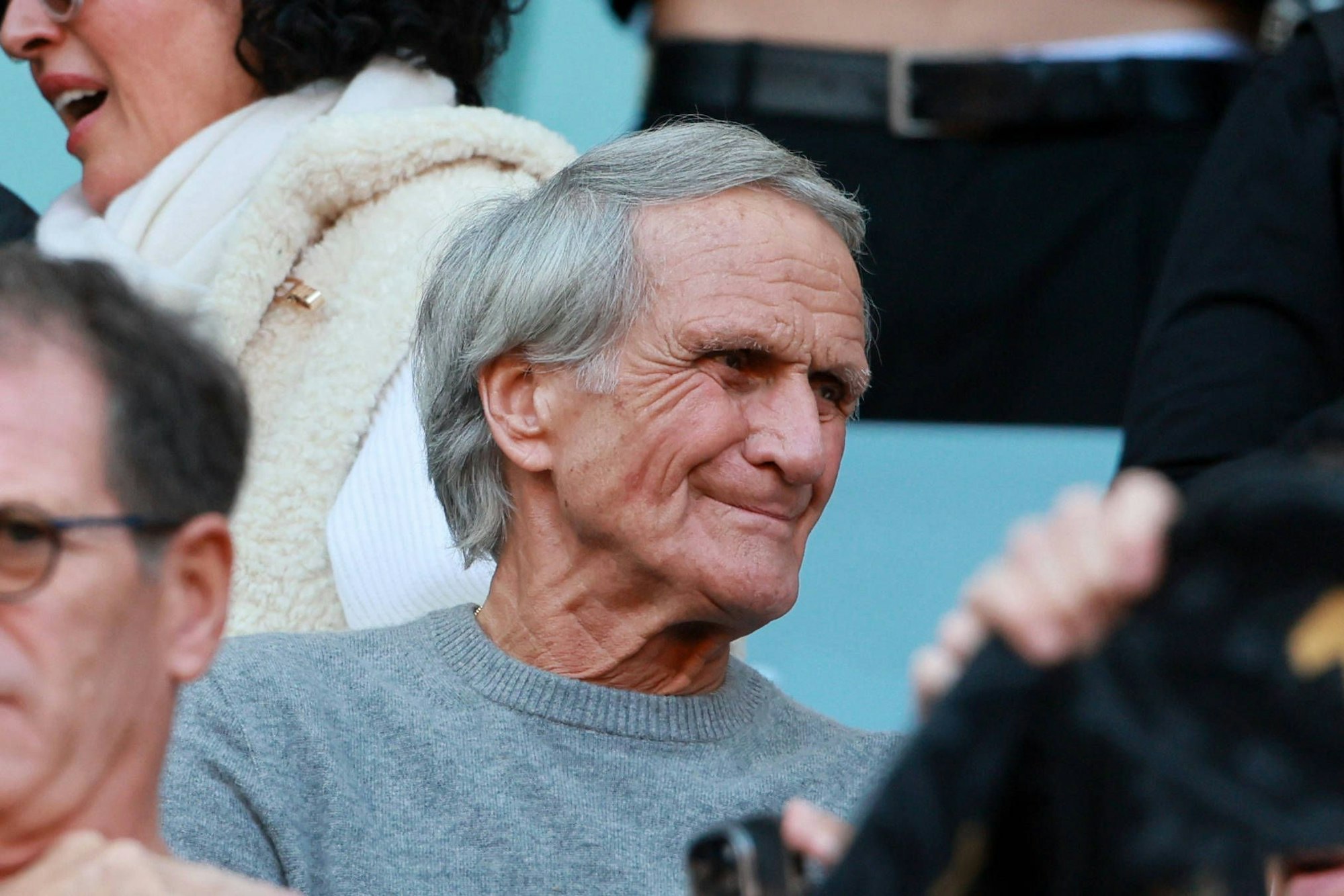 Wolfgang Overath auf der Tribüne im Kölner Stadion.