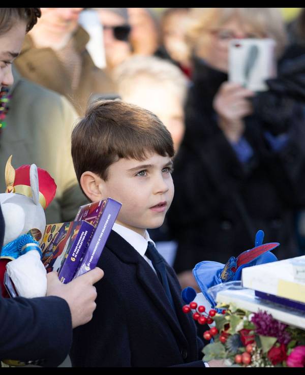 Prinz George und Prinz Louis nehmen Geschenke an.
