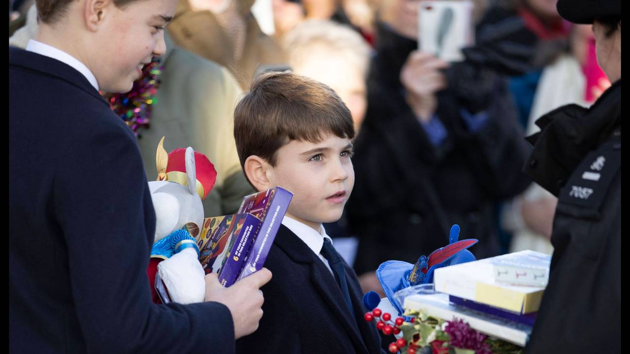 Prinz George und Prinz Louis nehmen Geschenke an.