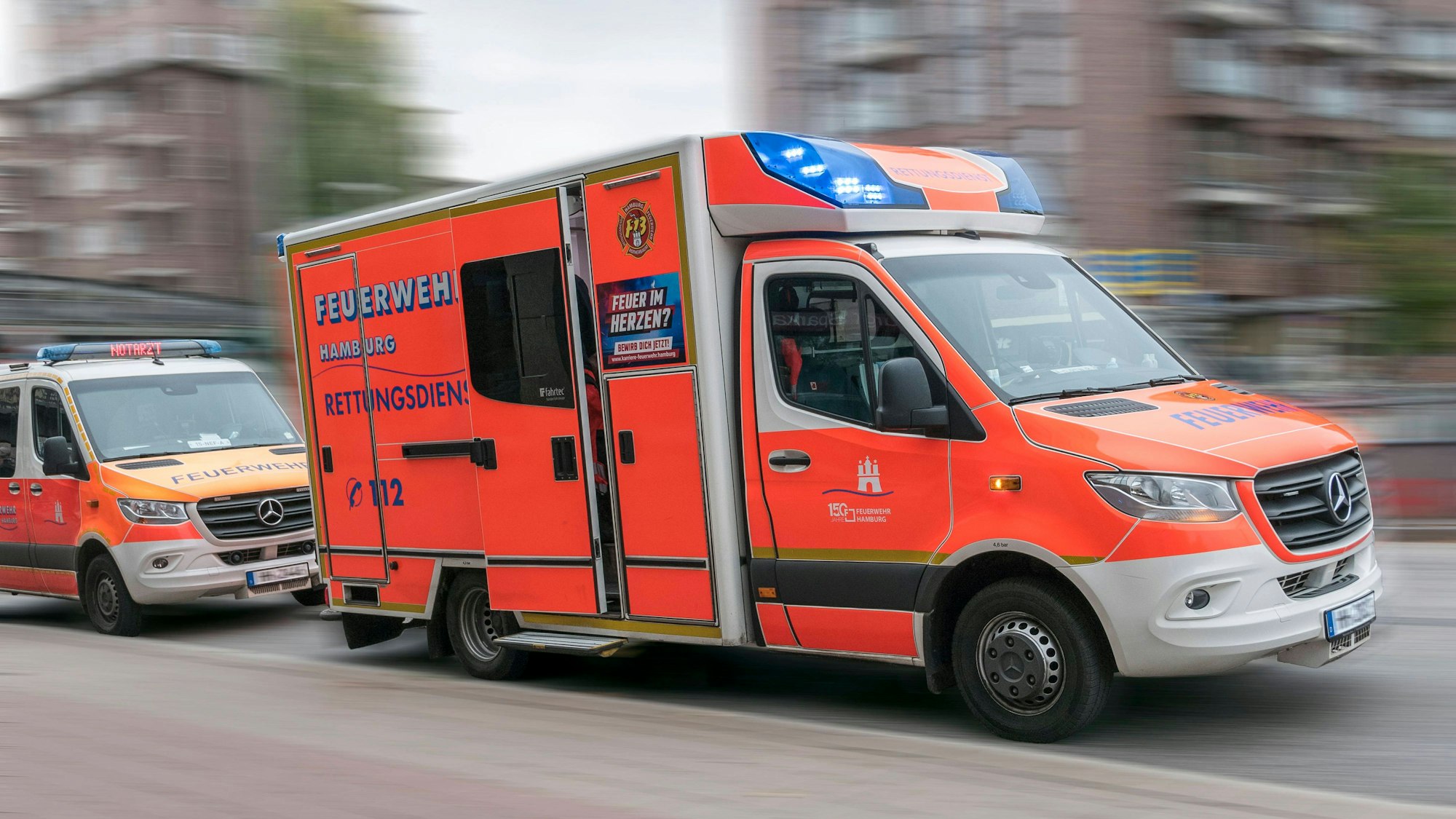 Rettungskräfte im Einsatz fahren mit Blaulicht auf der Straße