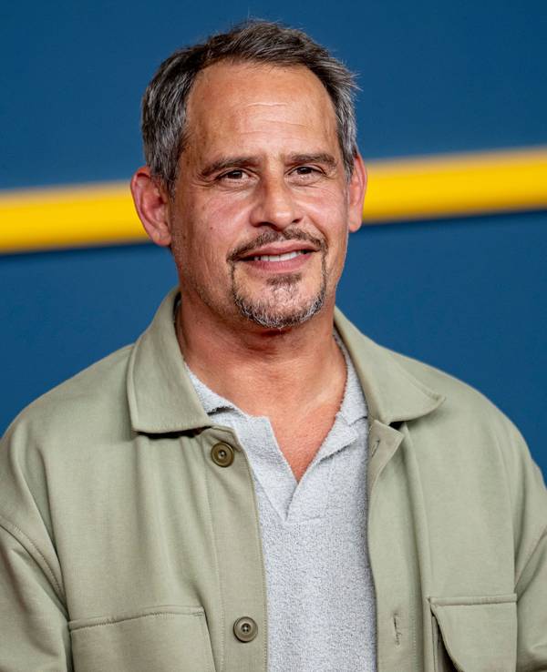 Moritz Bleibtreu, Schauspieler, steht auf dem Roten Teppich der Premiere der Serie "Call My Agent Berlin" im Kino Colosseum.