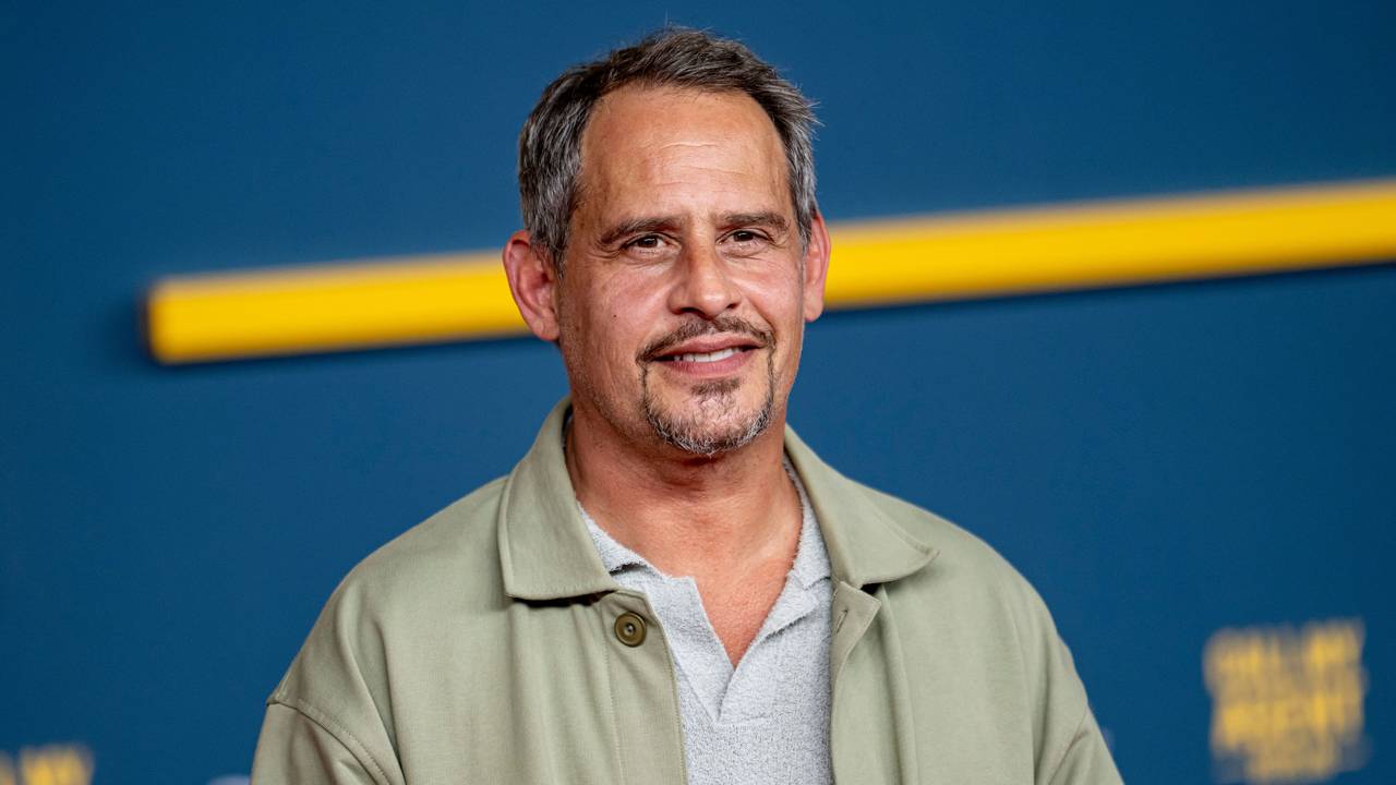 Moritz Bleibtreu, Schauspieler, steht auf dem Roten Teppich der Premiere der Serie "Call My Agent Berlin" im Kino Colosseum.