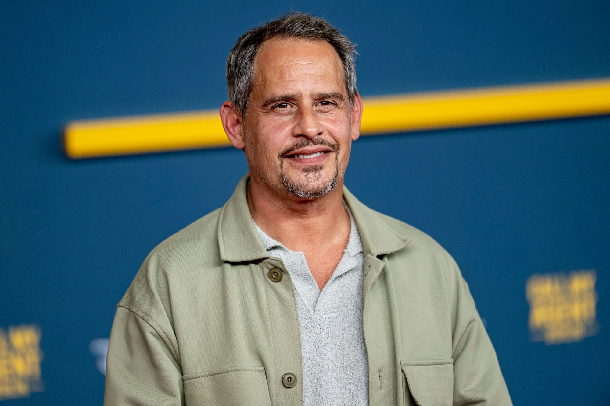 Moritz Bleibtreu, Schauspieler, steht auf dem Roten Teppich der Premiere der Serie "Call My Agent Berlin" im Kino Colosseum.