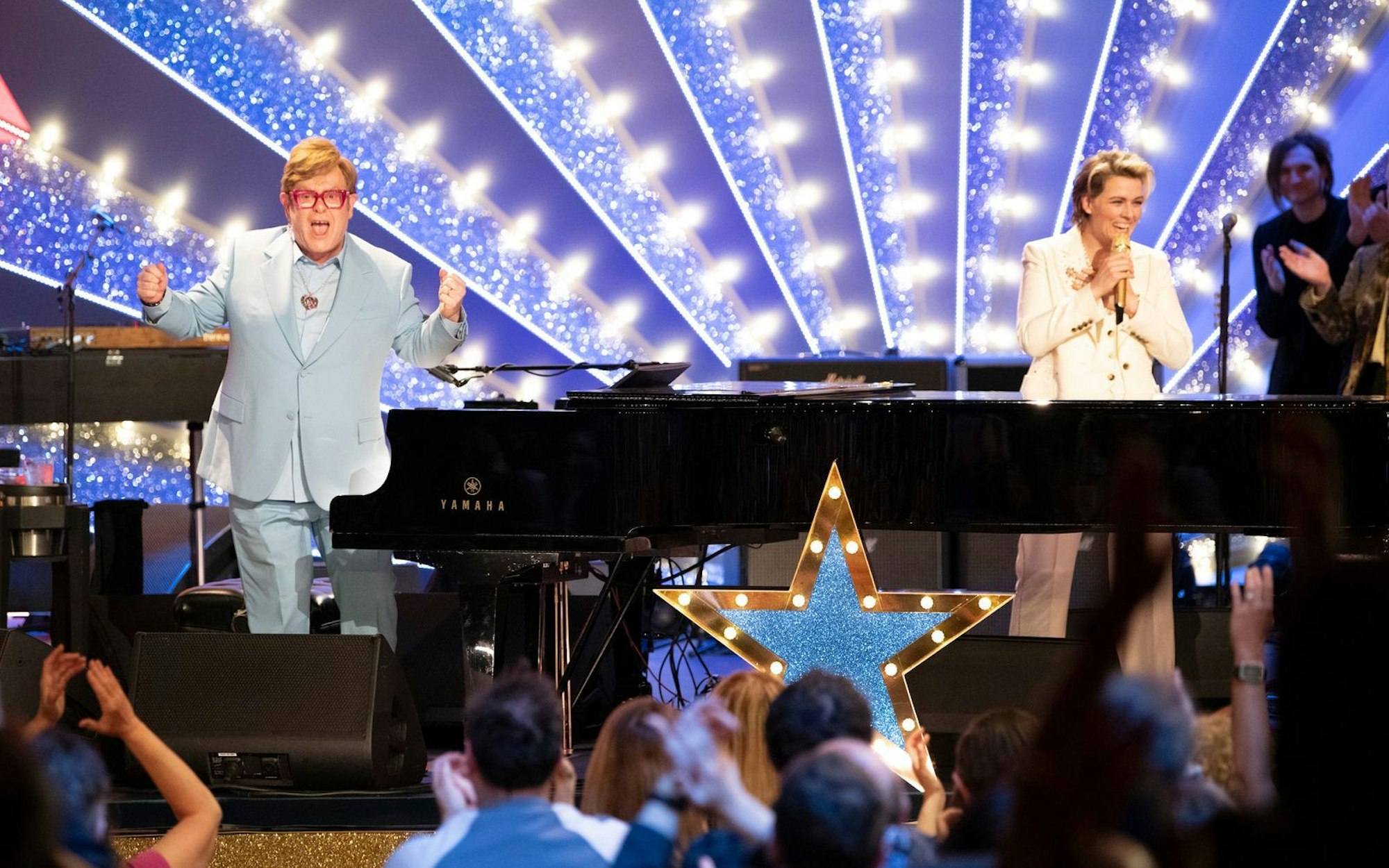 Elton John und Brandi Carlile nahmen zuletzt ein ganzes Album zusammen auf, jetzt landen die beiden mit einem gemeinsamen Konzert auch in der „Pop Around the Clock“-Reihe von 3sat (ab 17.15 Uhr). (Bild: ZDF/Mercury Studios)
