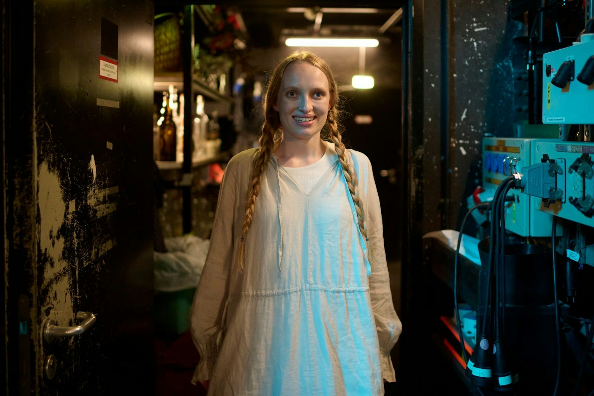 Zu früh gefreut: Stella Papst (Luzia Oppermann) wähnte sich schon als Ersatz für ihre verschwundene Kollegin, doch dann tauchte Nora doch noch auf. (Bild: BR/Claussen+Putz Filmproduktion GmbH/Walter Wehner)