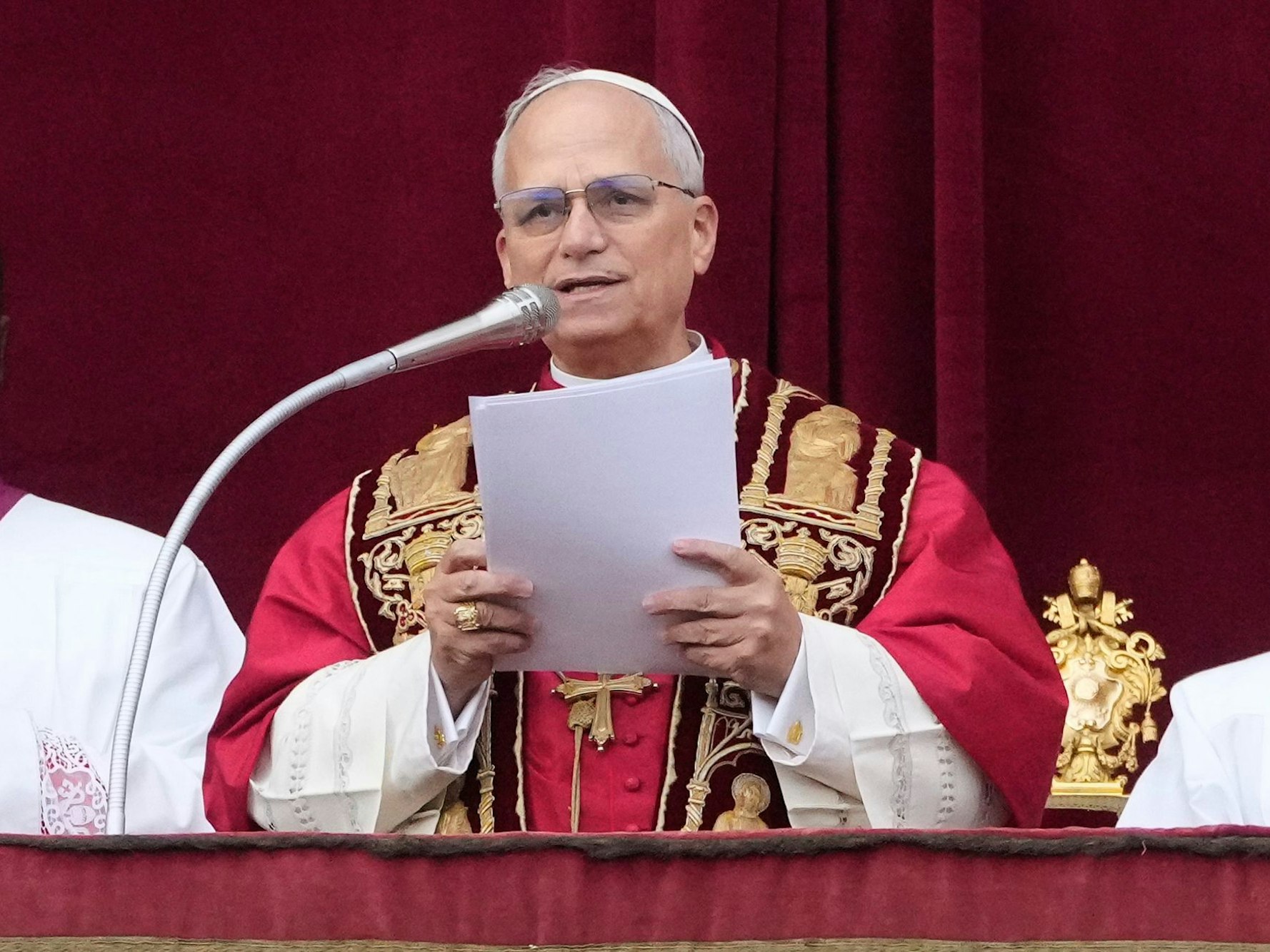 Papst Leo XIV. spricht den traditionellen Weihnachtssegen „Urbi et Orbi“ vom Hauptbalkon des Petersdoms im Vatikan.