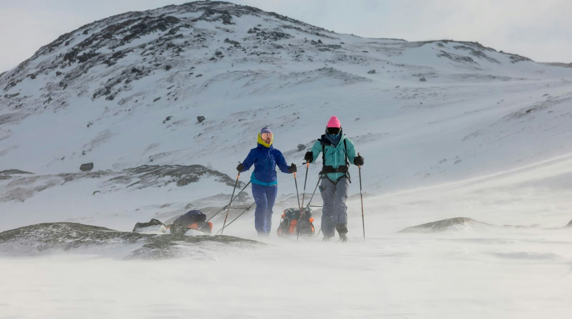 Für die Bergfreundinnen Katharina Kestler, Antonia Schlosser und Lisa Bartelmus geht es in der neuen Video-Doku „Bergfreundinnen - Expedition Skandinavien“ in den hohen Norden. (Bild: BR/Timo Riedlsperger)
