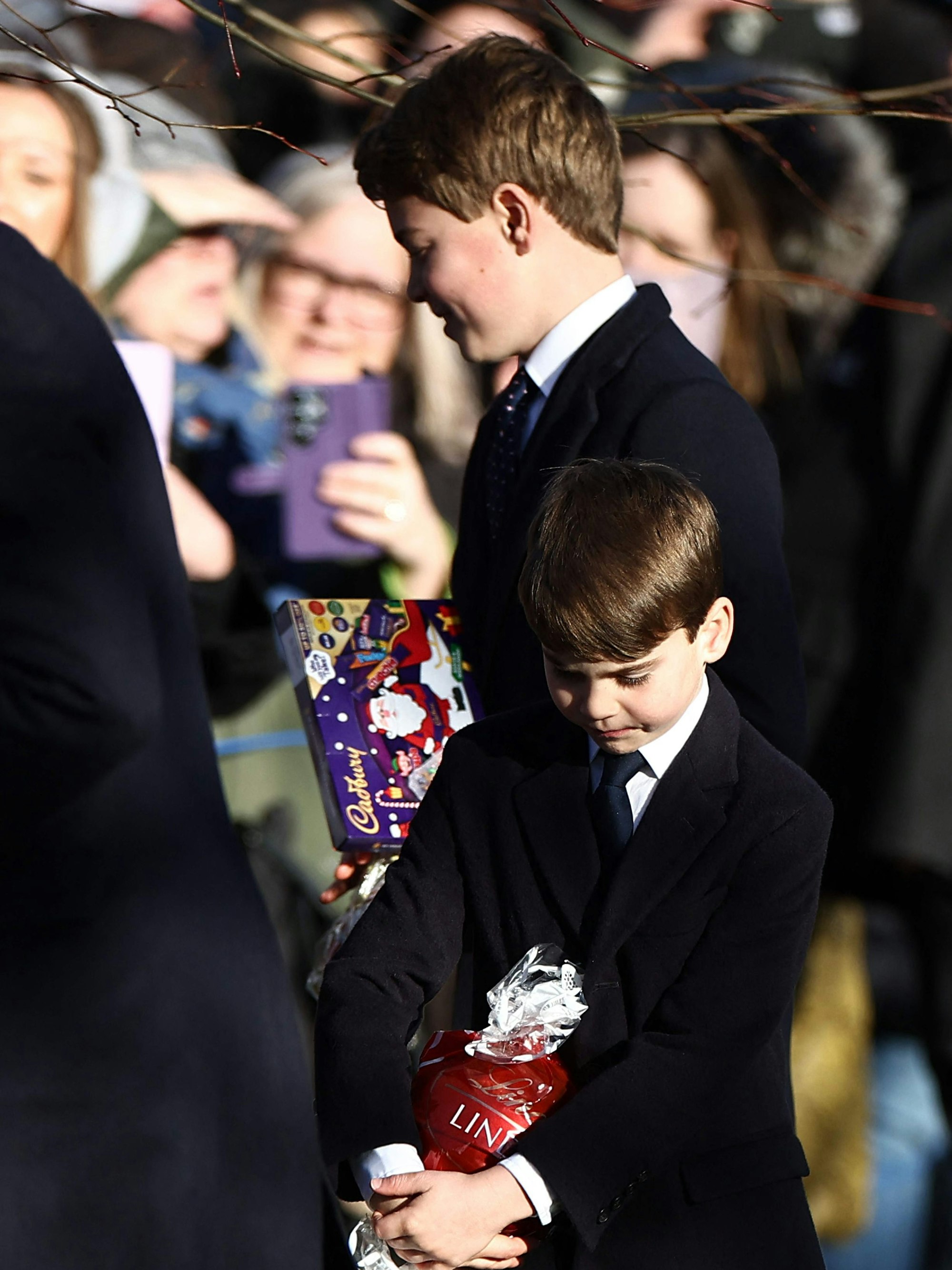 Prinz Louis trägt Lindt-Ei.