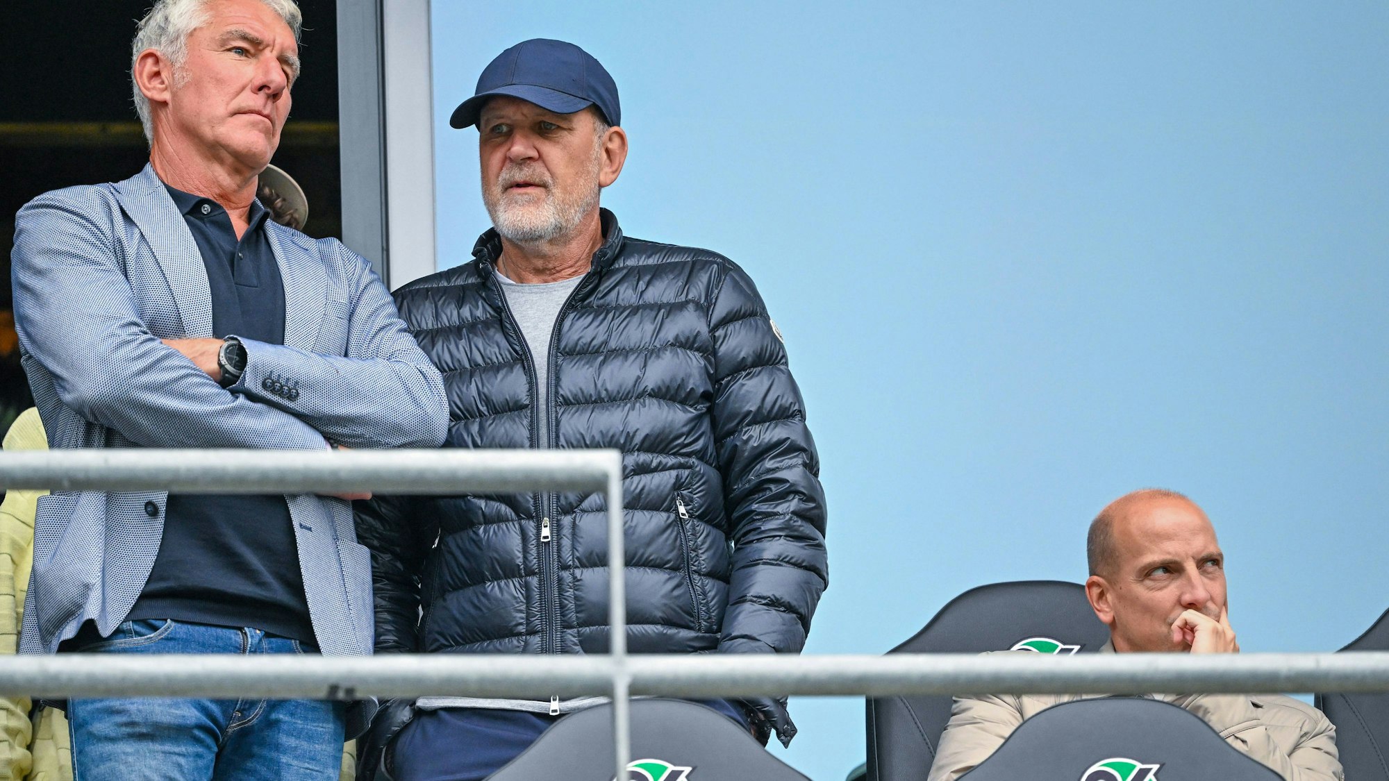 Mirko Slomka, Jörg Schmadtke und Jan Schlaudraff schauen zu