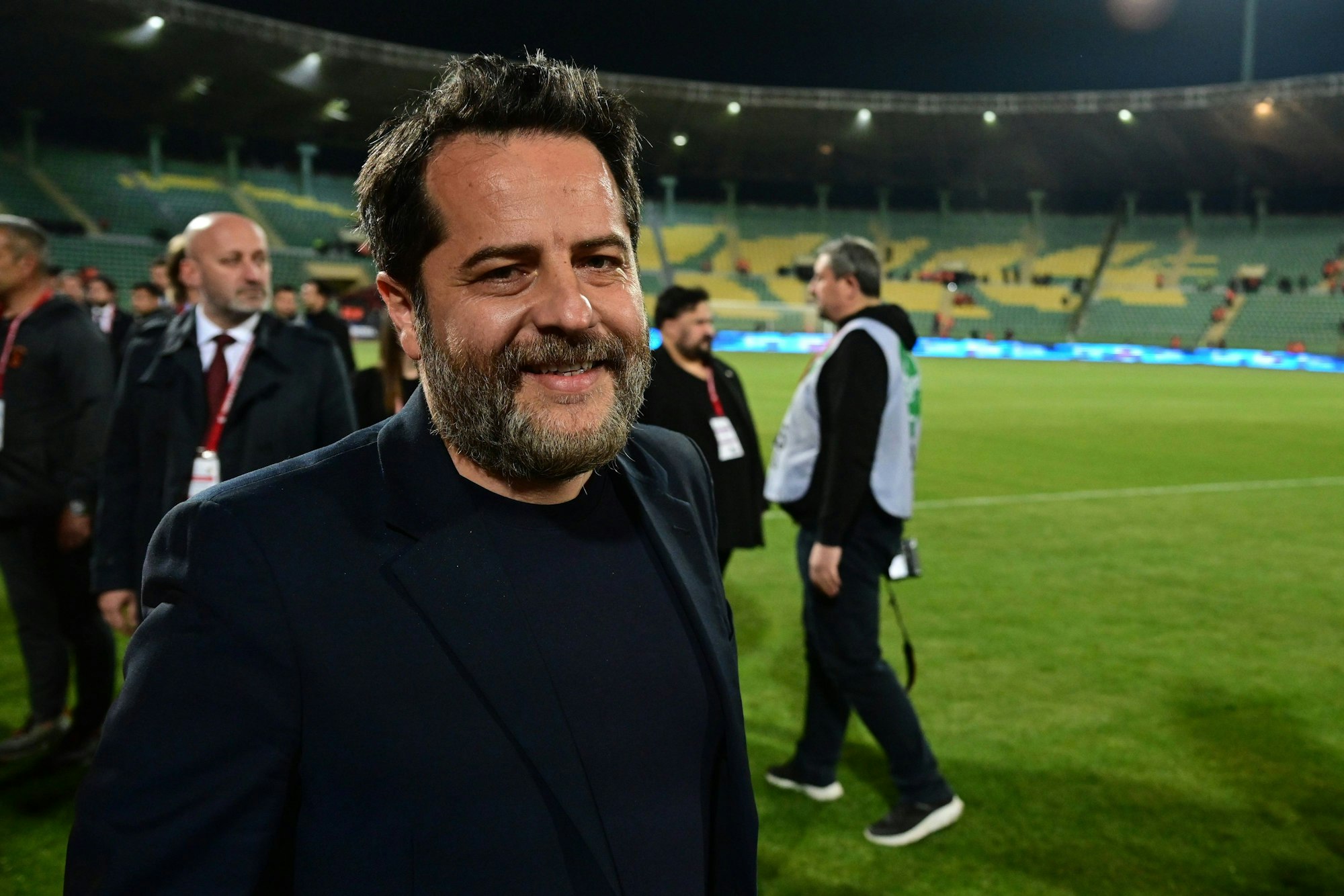 Erden Timur lächelt am Rande eines Spiels.