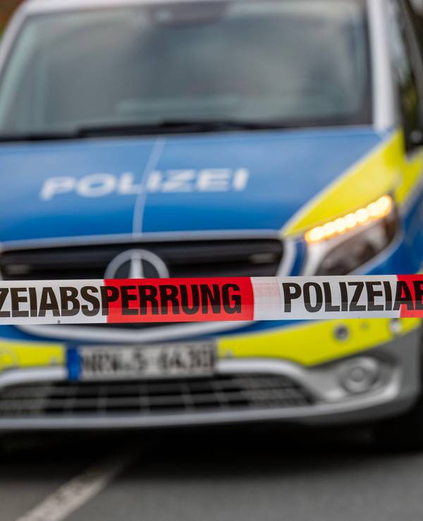 Ein Polizeifahrzeug an einer Unfallstelle (Symbolfoto)