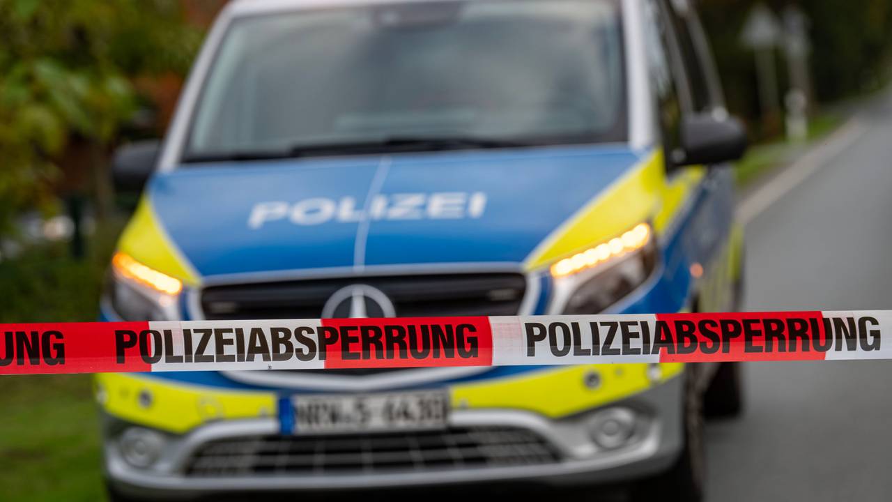 Ein Polizeifahrzeug an einer Unfallstelle (Symbolfoto)